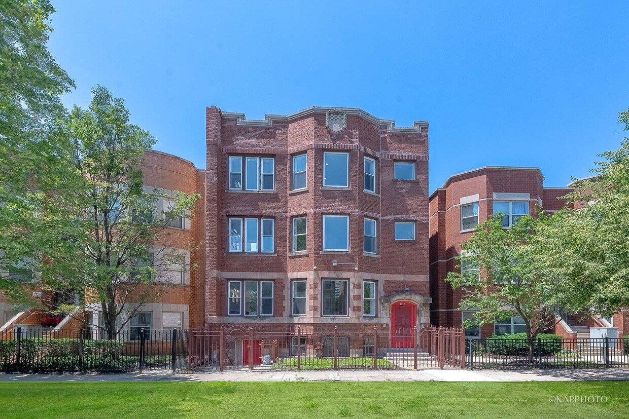 Foto principal - 4152 S Prairie Ave