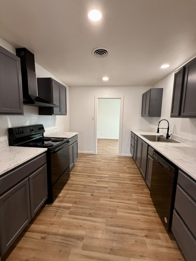 Building Photo - 904 Davis St