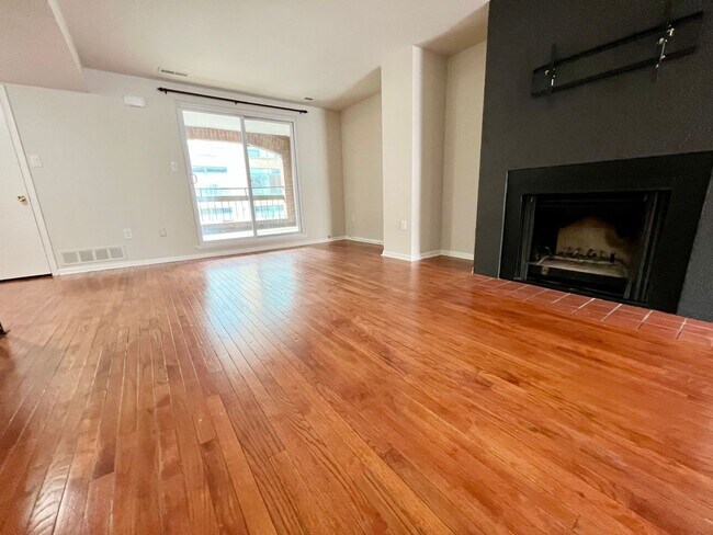 Foto del edificio - Luxurious 3-Bedroom Townhome in Logan Squa...