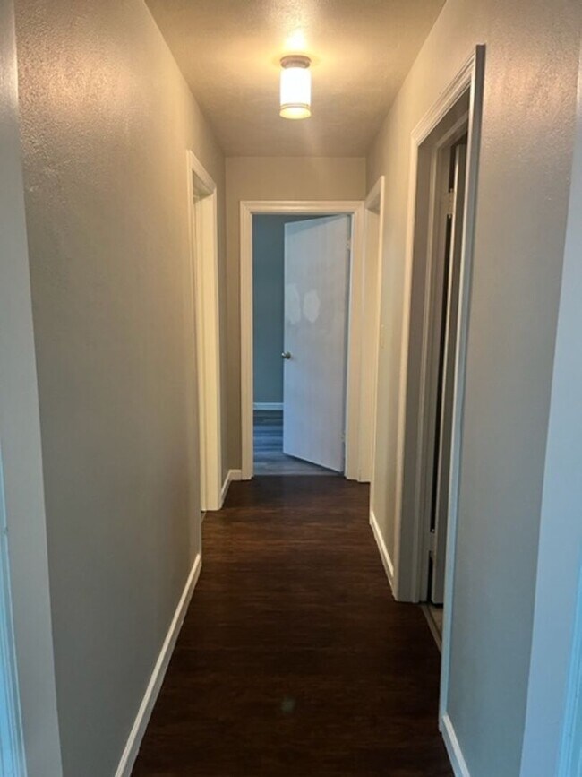 Foto del edificio - 3 bed 1 bath Single Family Home with 1 car attached Garage