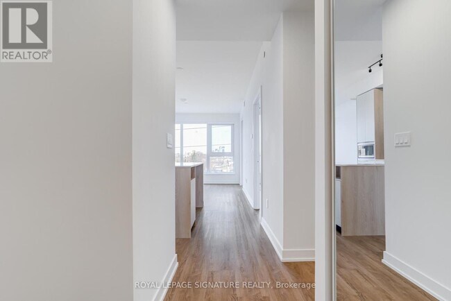 Photo du bâtiment - 1007 The Queensway