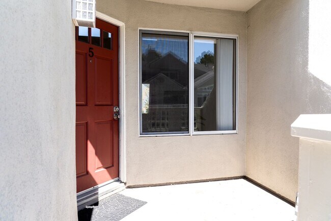 Building Photo - 5 Elmbrook
