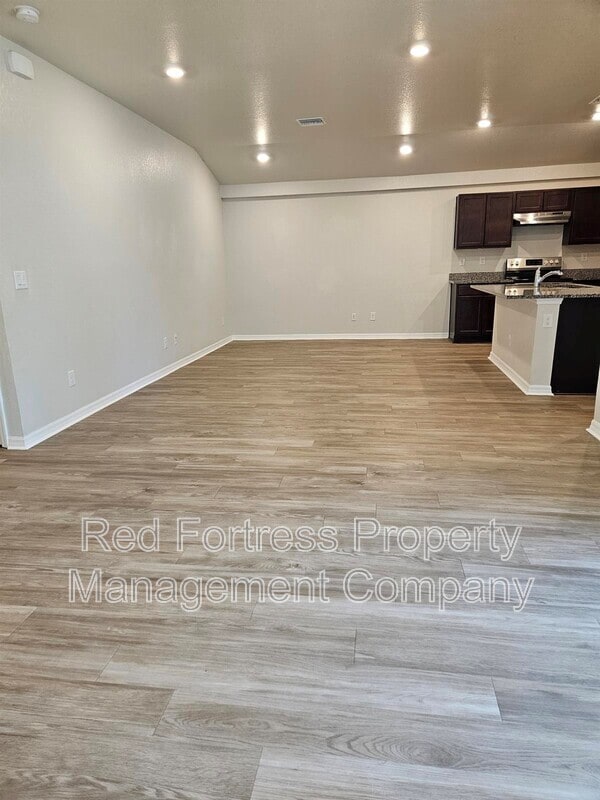 Foto del edificio - 1957 Laverna Ave