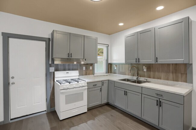 Kitchen - 844 Memorial Ave