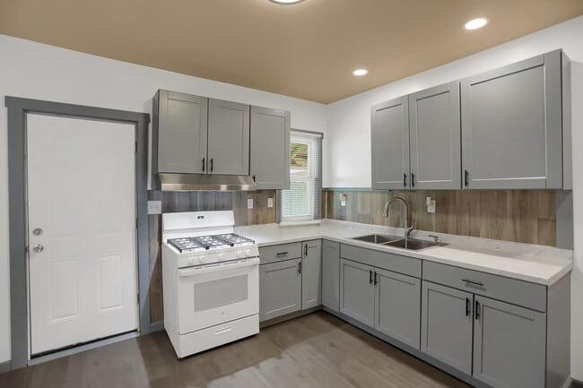 Kitchen - 844 Memorial Ave