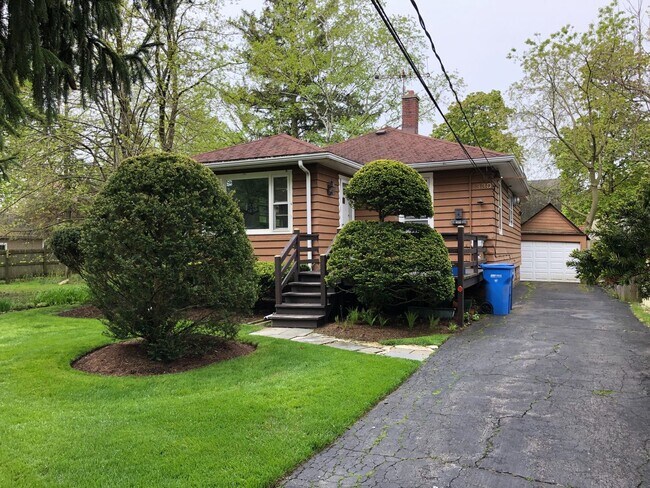 Building Photo - Highland Park Cozy 2 BR w/ Basement and Ga...