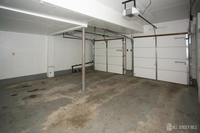 Building Photo - 410 Johnstone St