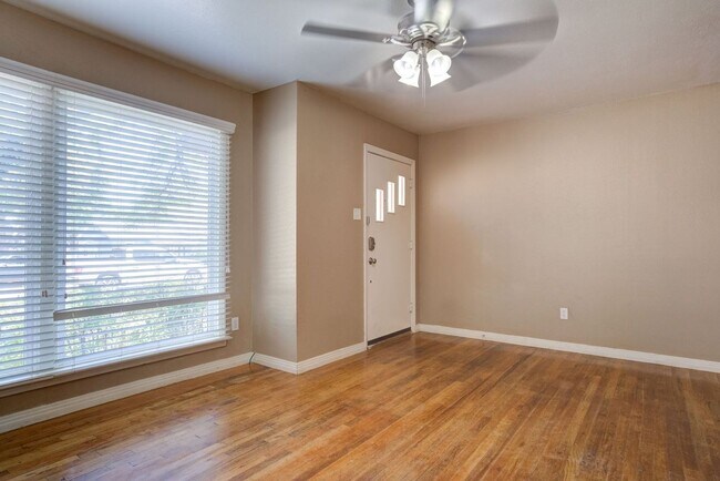 Foto del edificio - *MOVE-IN SPECIAL* Half off First Month