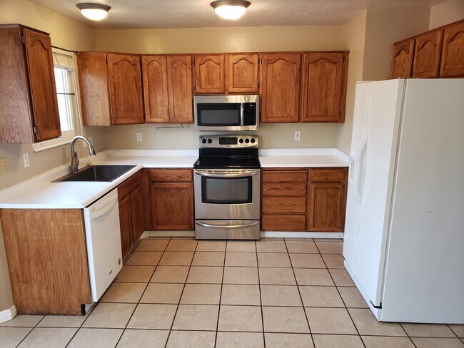 Building Photo - 4571 Stonewood Dr