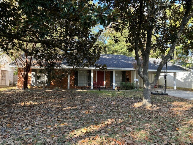 Building Photo - 2119 Edgewood Dr