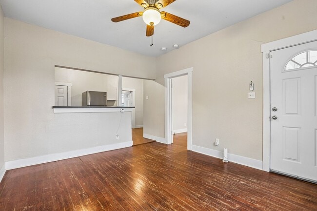 Building Photo - 2310 N Sabinas St
