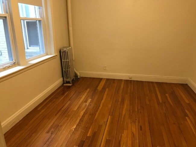 Photo - Spacious and Synny 1 bed HW floors, Clevel... House