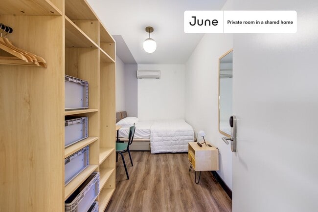 Building Photo - Lovely Private ROOM in Williamsburg