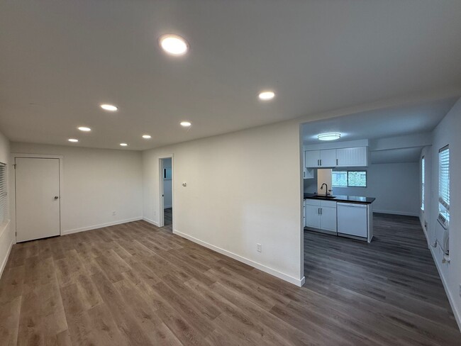Foto del edificio - Spacious 3BR + Loft | 2.5BA | Large Yard |...
