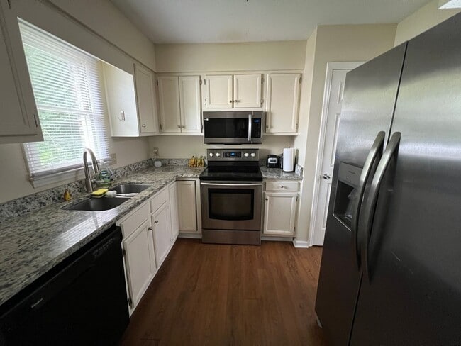 Foto del edificio - 4131 Kaplan Dr