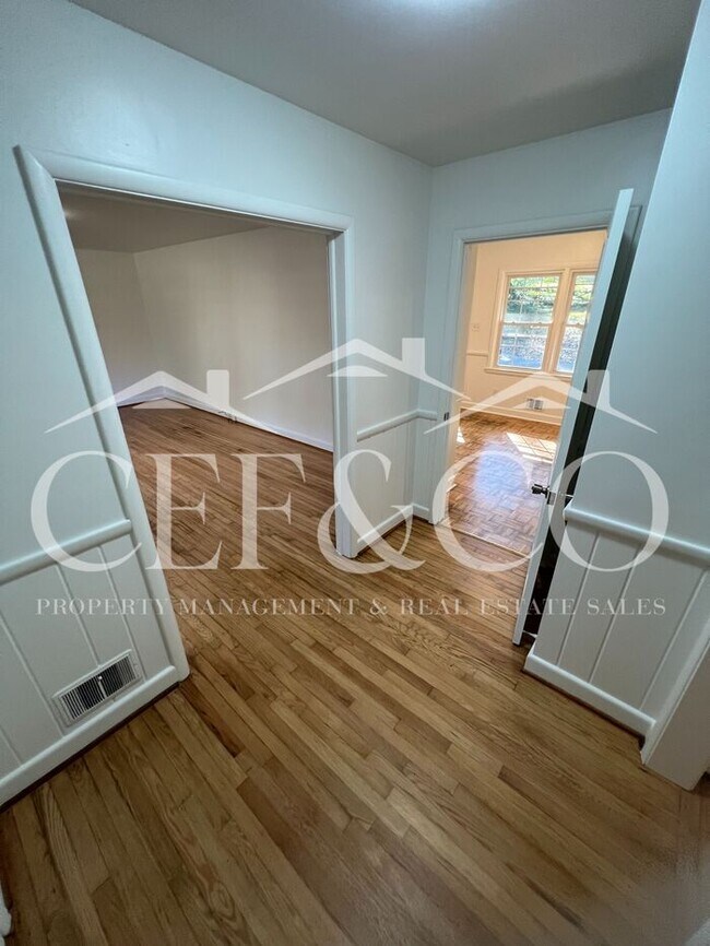 Building Photo - 220 Greengate Ln
