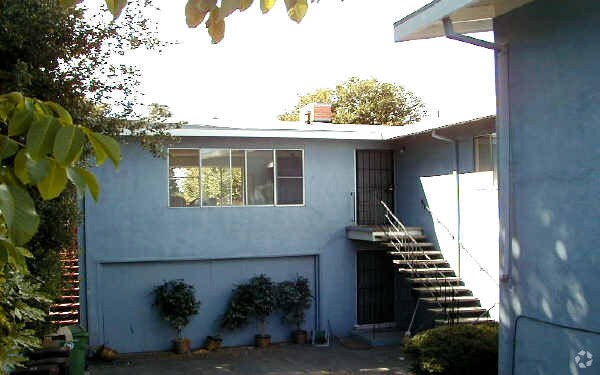 Building Photo - 3941 Lincoln Ave