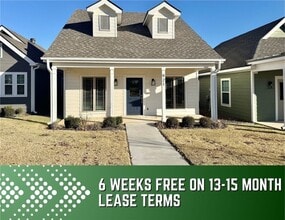 Building Photo - 921 NE Hts Ln