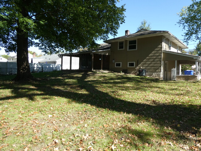 Building Photo - 714 Douglas Dr