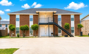 Building Photo - 1703 Benttree Dr Unit C