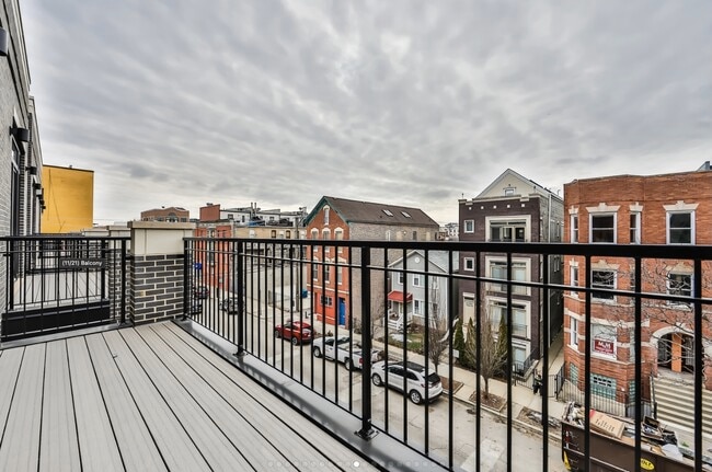 Building Photo - 815 N Paulina St