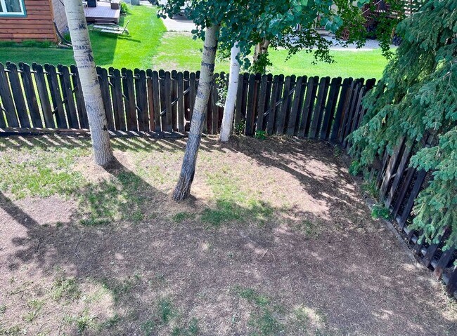 Building Photo - 2 Bed 1 Bath 1 Car Garage Apartment Close ...