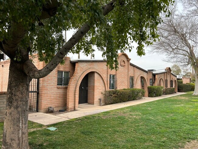 Building Photo - Spanish Gardens #301