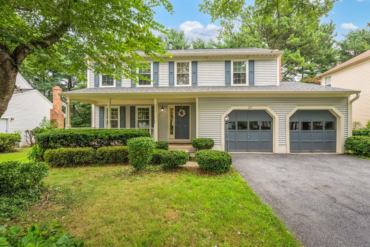 front view - 117 Bookham Ln