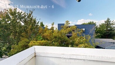 Building Photo - 4318 SE Milwaukie Ave