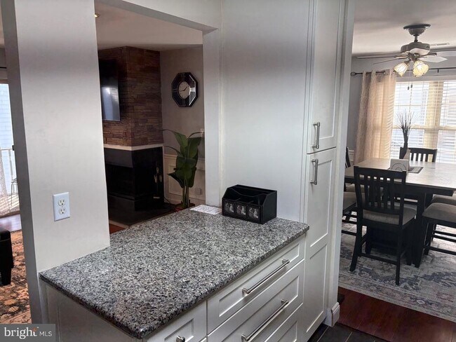 Building Photo - 310 Steeplechase Ct