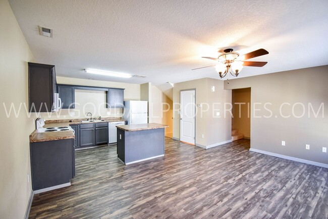 Building Photo - Updated 2 Bed, 2 Bath Townhome in Waukee!