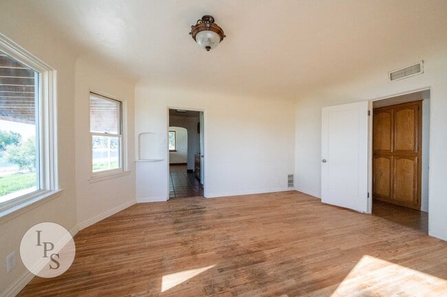 Building Photo - Kerman Lakeside Home, 3BR/2BA, Built 1950 ...