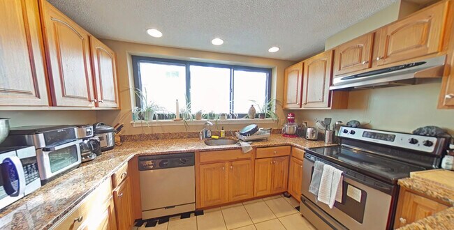 Building Photo - 85 Brainerd Rd