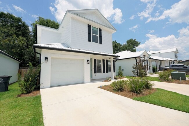 Building Photo - Newer Home in Valparaiso- Close to Eglin AFB
