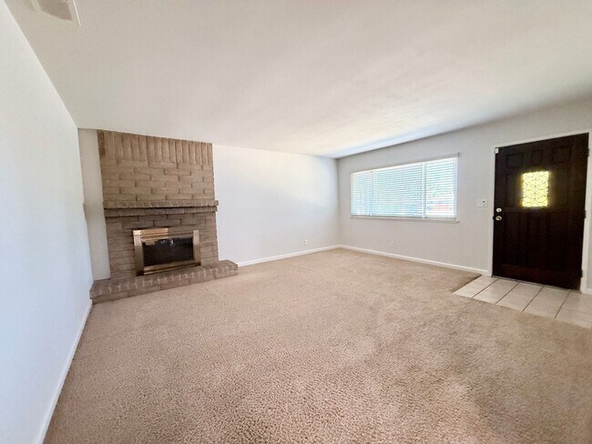 Foto del edificio - 3-BED 2-BATH WITH SPACIOUS BONUS FAMILY ROOM IN QUIET NEIGHBORHOOD