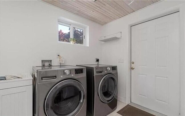 Building Photo - 3 bedroom in Ft Lauderdale FL 33312