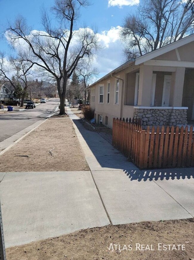 Building Photo - Single Family Style Unit with side-yard an...