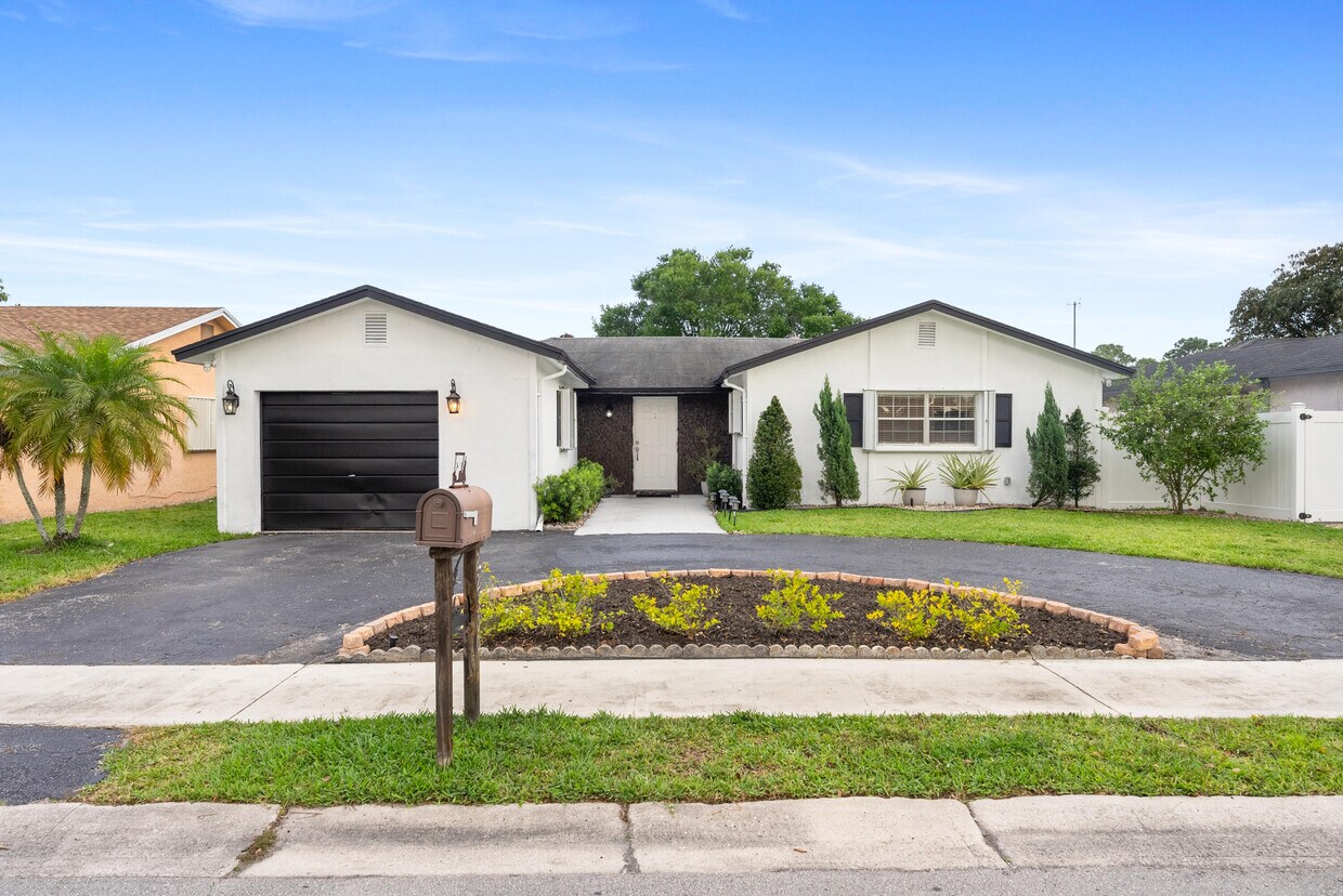 Foto principal - 22300 SW 65th Ave