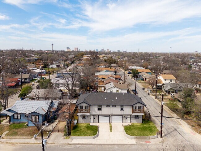 Photo - 711 N Mittman St Townhome