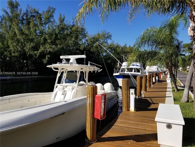 Foto del edificio - 6207 Bay Club Dr