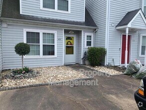 Building Photo - 437 Greenview Dr