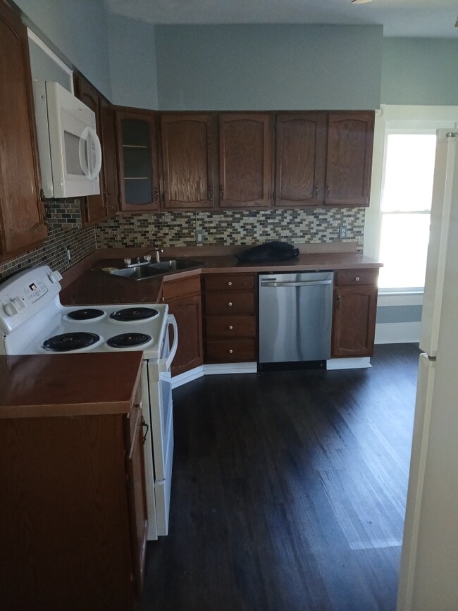 Building Photo - 813 1/2 4th St