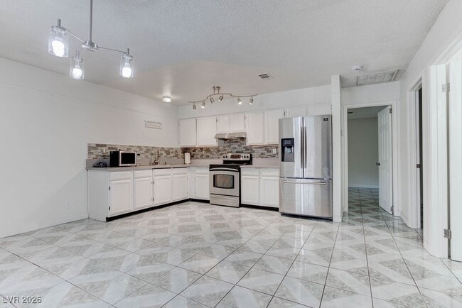 Building Photo - 808 Hedge Way