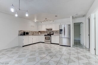 Building Photo - 808 Hedge Way