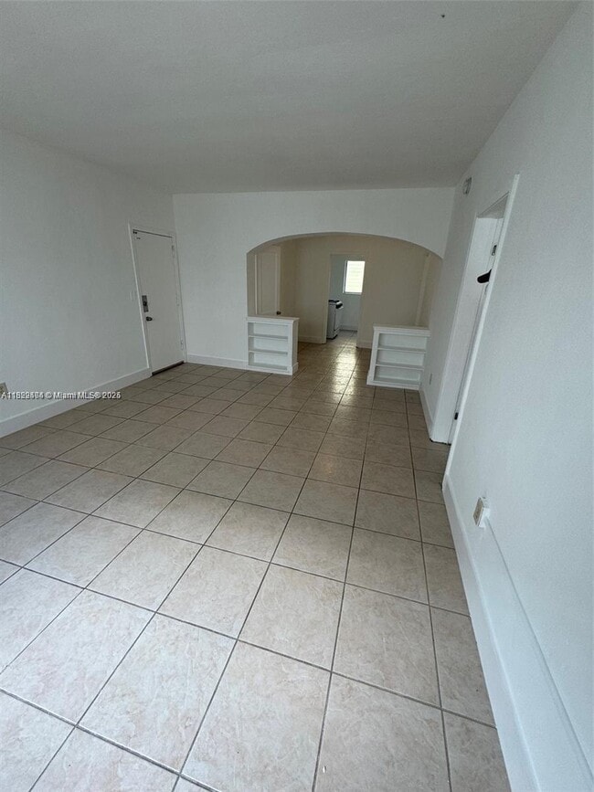 Building Photo - 945 Bay Dr