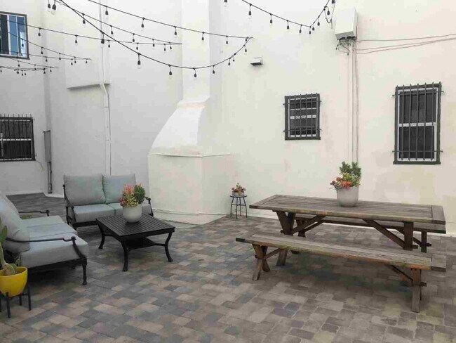 Foto del edificio - 851 Sanborn Ave