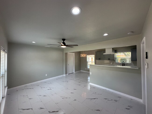 Building Photo - 2504 Avon Dr