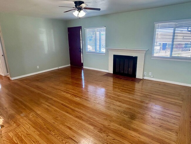 Building Photo - Excellent CV Location!  Close to all level...