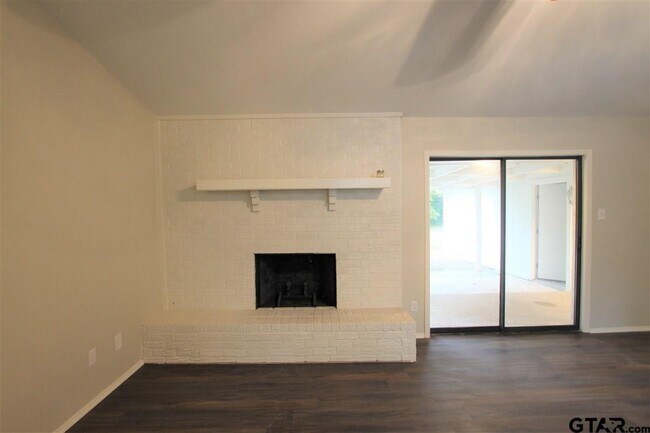 Building Photo - 15711 Echo Glen Dr