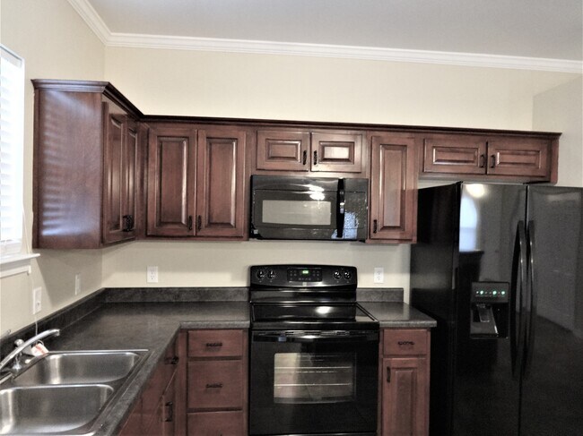 Foto del edificio - 103 Lake House Rd